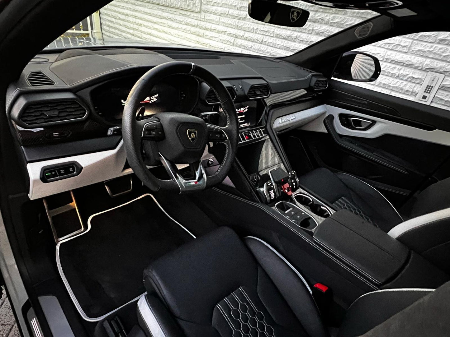 Lamborgini Urus 2023